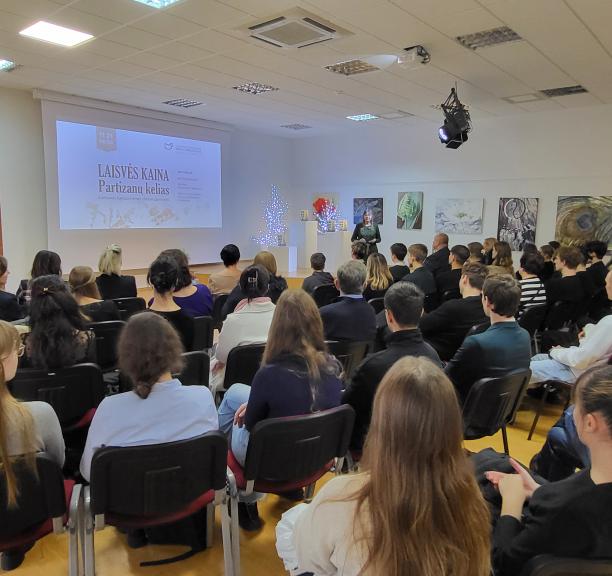 Lietuvos kariuomenės dienai paminėti – garbūs svečiai bibliotekoje