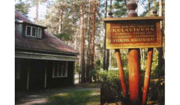 Memorialinė lenta V. Augustauskui Kulautuvoje