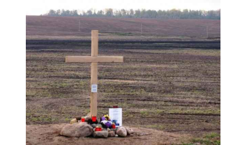 Kryžius žuvusiam čekų skautui atminti Pakapių km.