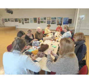 Pelėdos iš vilnos jau puošia kūrybinių dirbtuvių dalyvių namus!