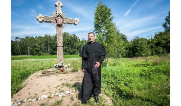 Kryžius Popiežiaus Jono Pauliaus II vizitui Ramučių km.