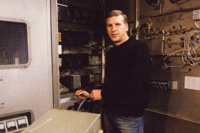 Paskutinis Sitkūnų radijo stoties viršininkas Virginijus Bernatonis prie siųstuvo, m. než.